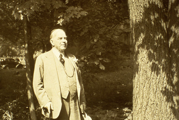 William Lyon Mackenzie King marchant dans les bois