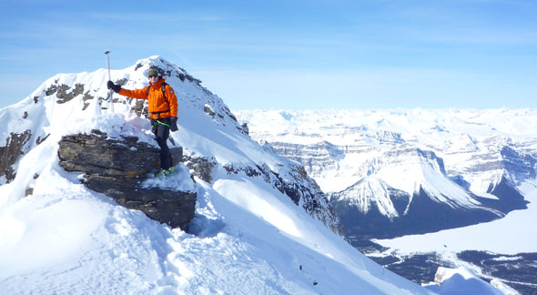 Maintenir un haut niveau de compétence en alpinisme et en ski fait partie du travail des spécialistes de sécurité en montagne.